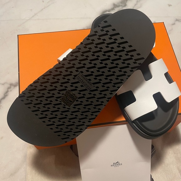 SOLD $1️⃣5️⃣0️⃣0️⃣ Hermes Chypre White Sandals - Picture 3 of 6